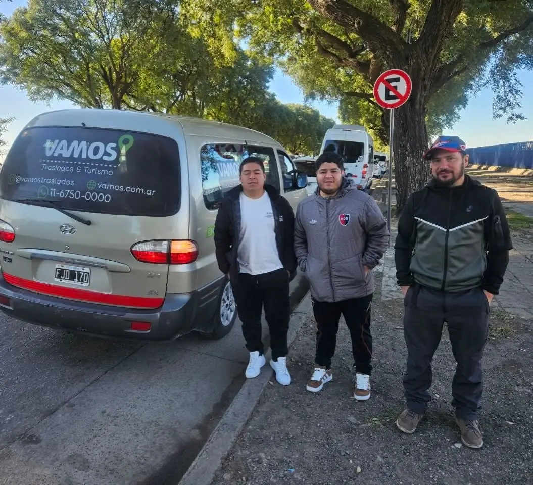 CAMPANA: Realizamos un transporte diario, conectando el alojamiento de los empleados con el lugar de trabajo. Transfer aeroportuario a Aeroparque.